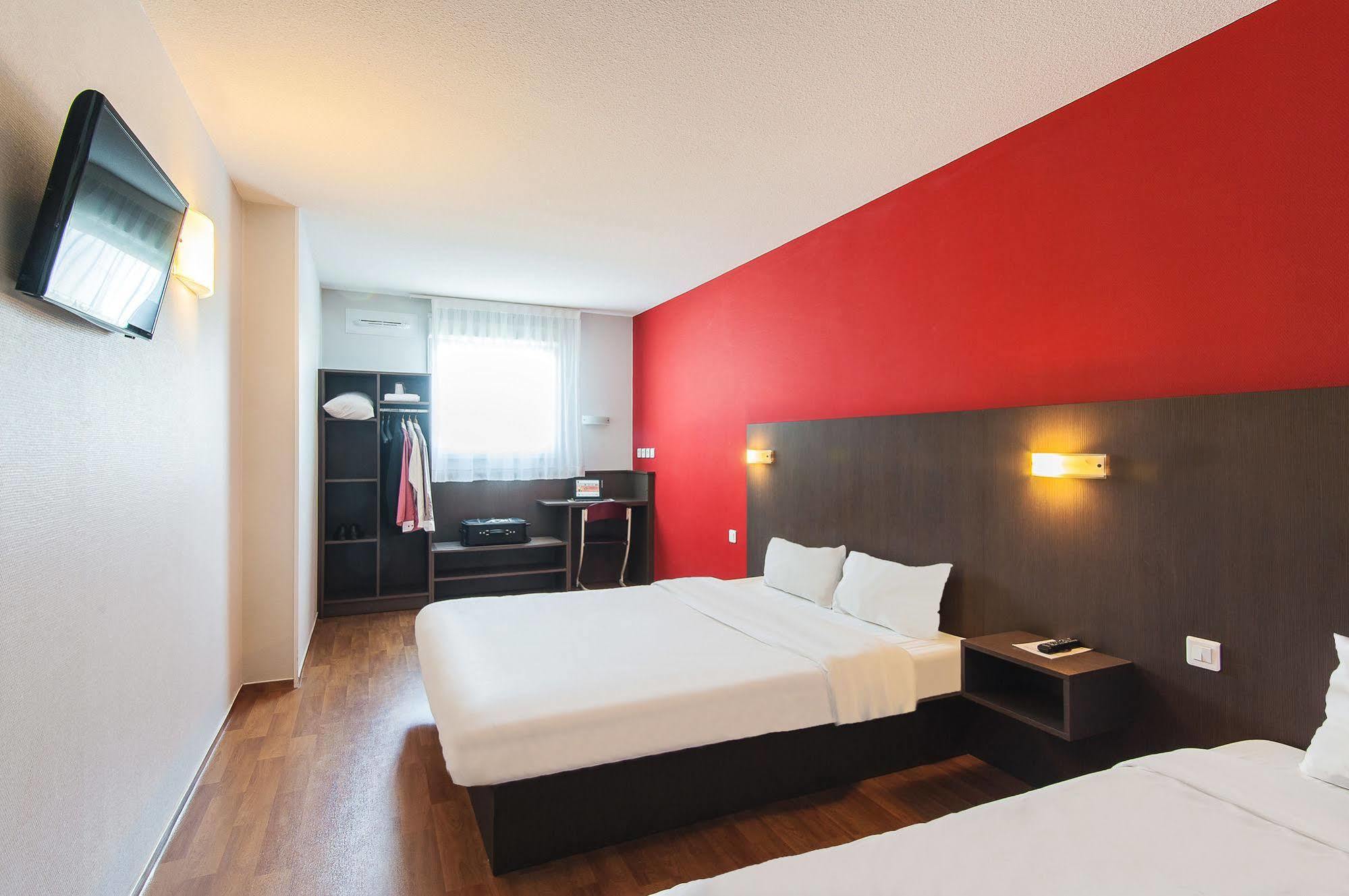 B&B Hotel Pau Lescar Bagian luar foto